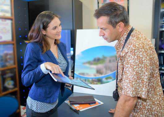 Un homme dans une office du tourisme