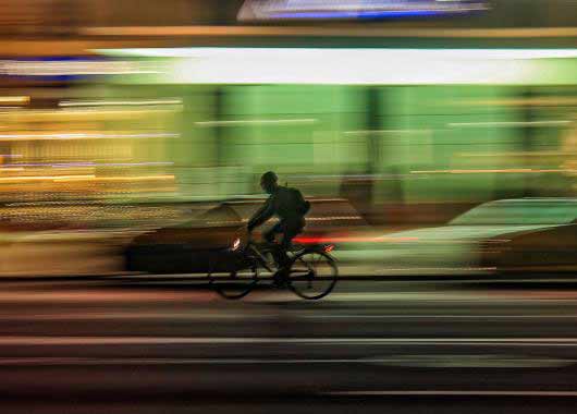 Un homme à vélo allant très vite